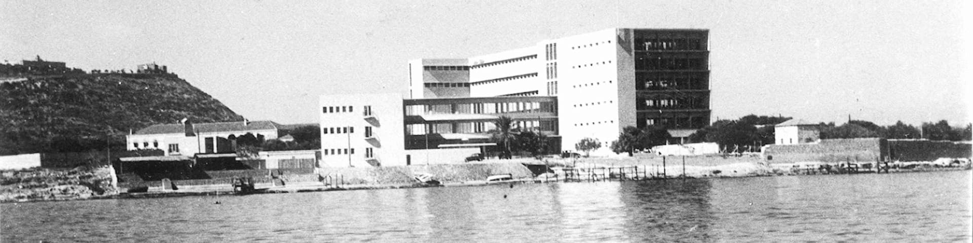 Больница в 1940-е годы, вид с моря
